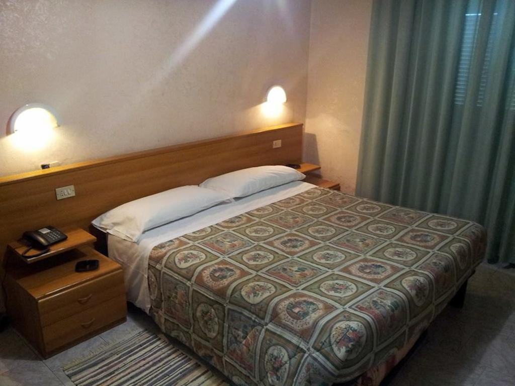 Hotel Acapulco Милано Стая снимка